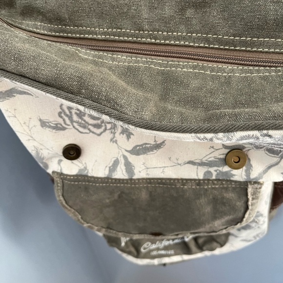 CLEA RAY BACK PACK CANVAS AND LEATHER FLORAL BEIGE AND GREEN COLOR - Picture 5 of 13